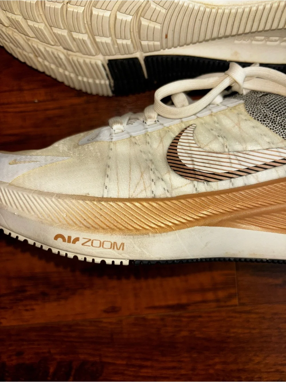 Nike Air Zoom Winflo 8 Premium Running Shoes Sail Metallic Copper Coin Sneakers